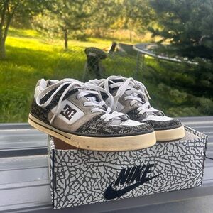 Women’s DC skating shoes